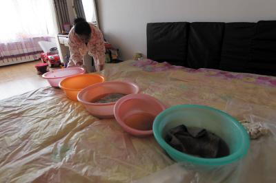 十堰楼上漏水，住户失联，小区没物管，业主维权难！律师来支招……